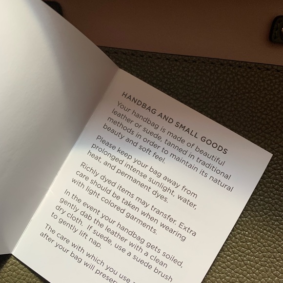 Micheal Kors crossbody bag - gold hardware - Picture 6 of 10